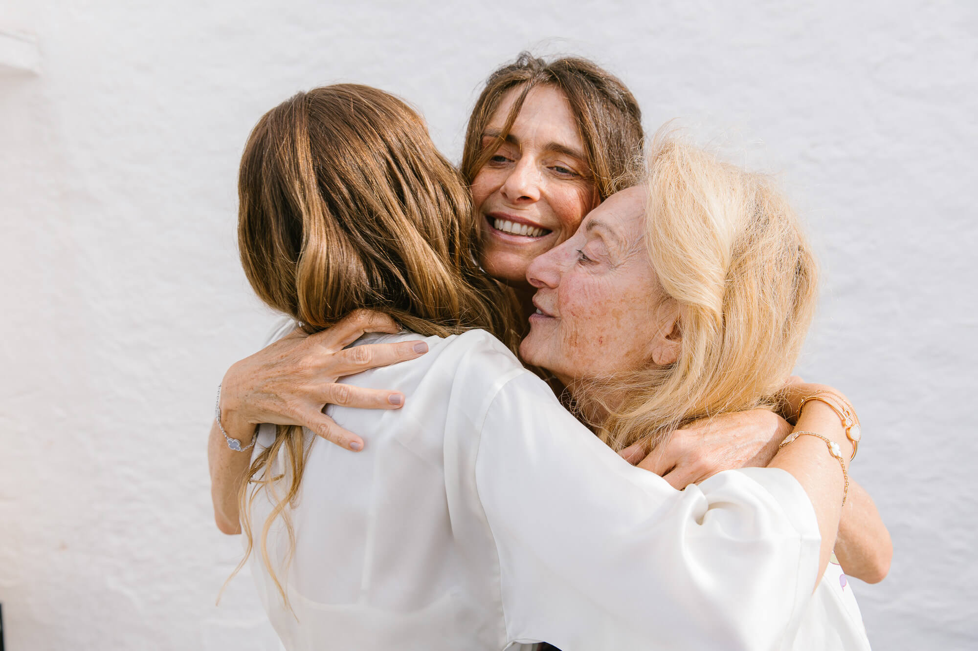 Bride hugging her friend before the wedding